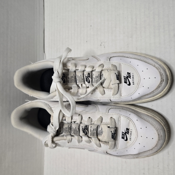 Nike White Sneakers Minimalist Design - Picture 2 of 8